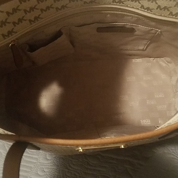 Micheal Kors tote - Picture 4 of 6